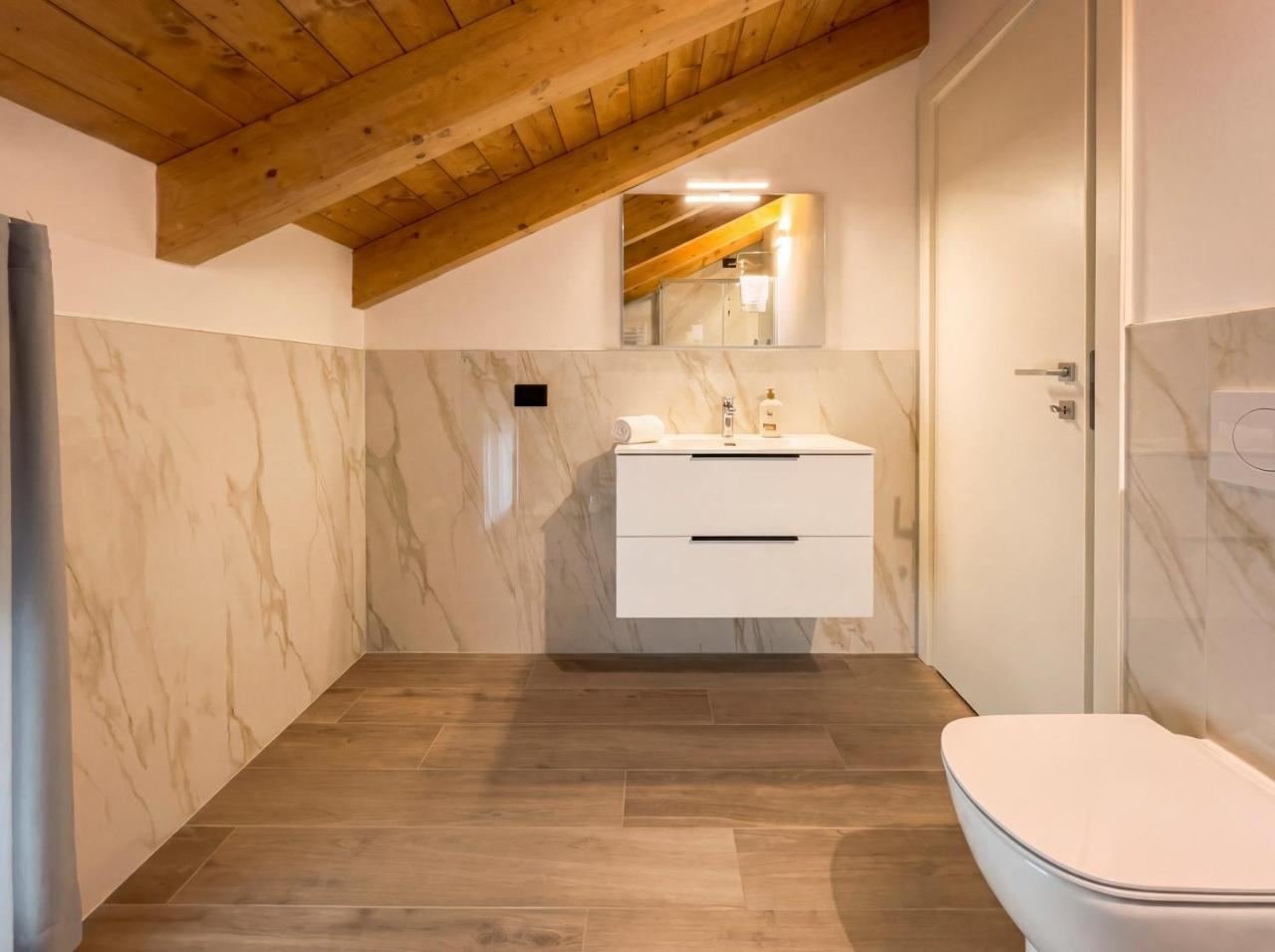 Monolocale 14: bagno in marmo con lavabo