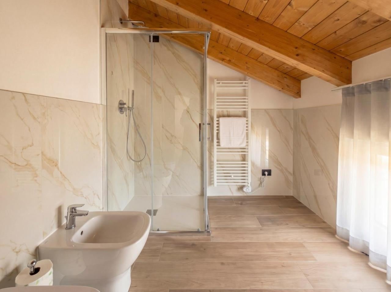 Monolocale 14: bagno con doccia e bidet