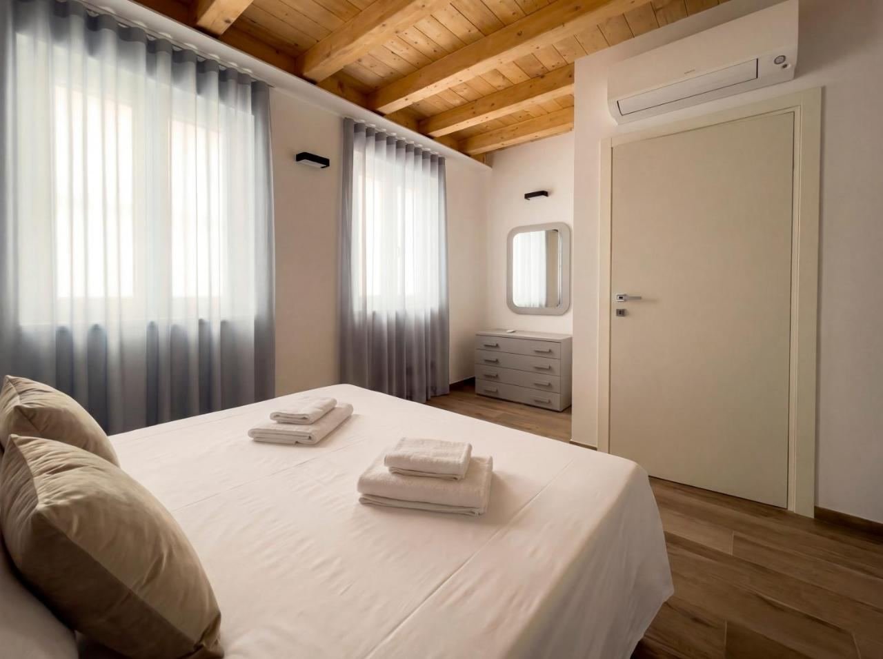 Double bedroom of the Premier Apartment with wooden beams