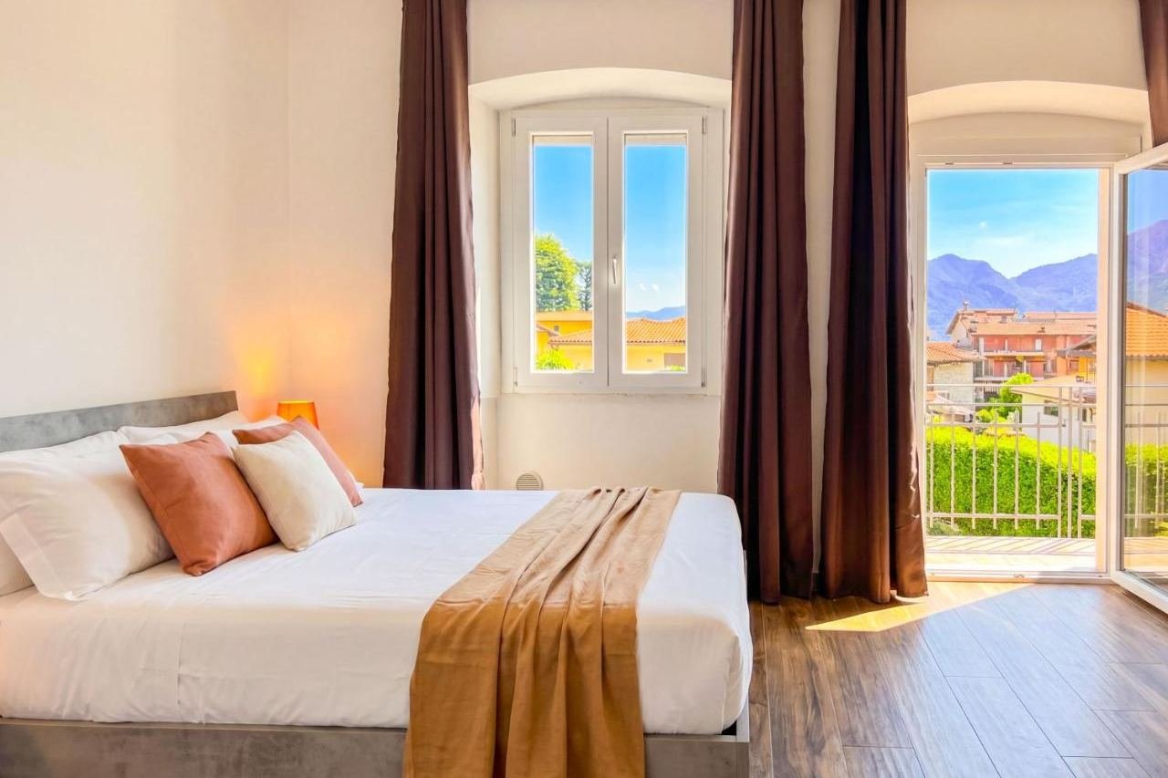 Double bedroom of the Superior apartment with a French door and open view