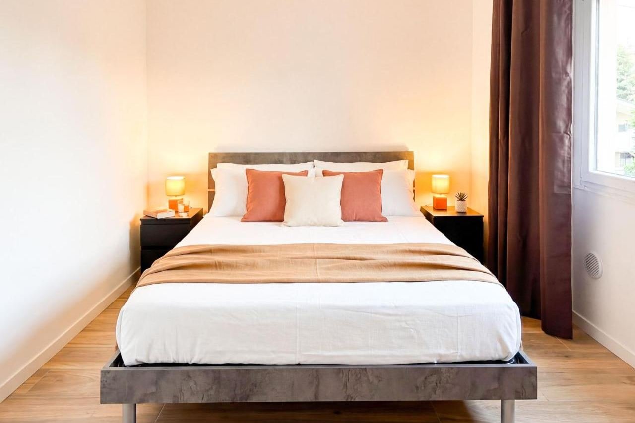 Double bedroom of the Superior apartment with warm light