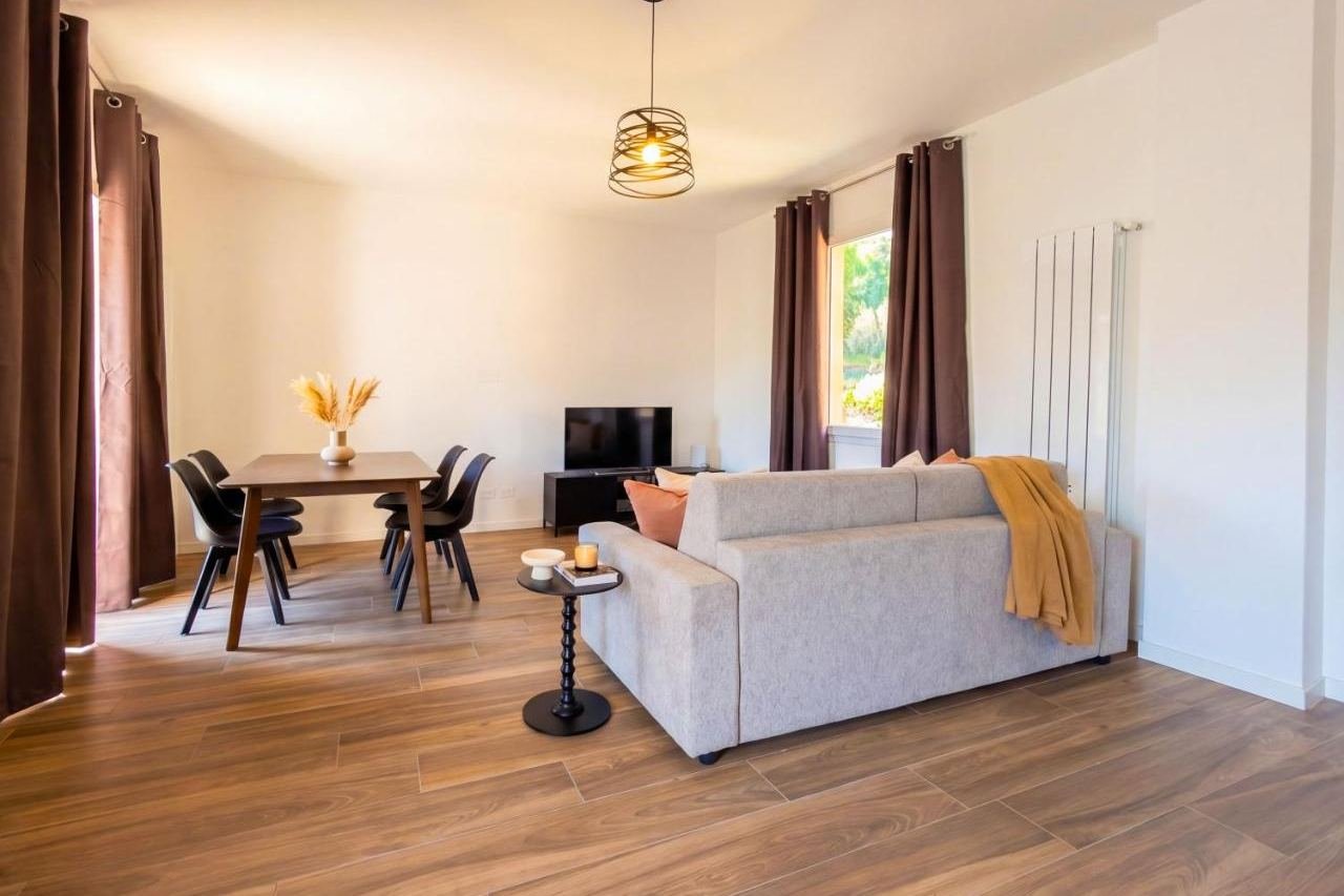 Open-plan living room of the Superior apartment with sofa and dining area