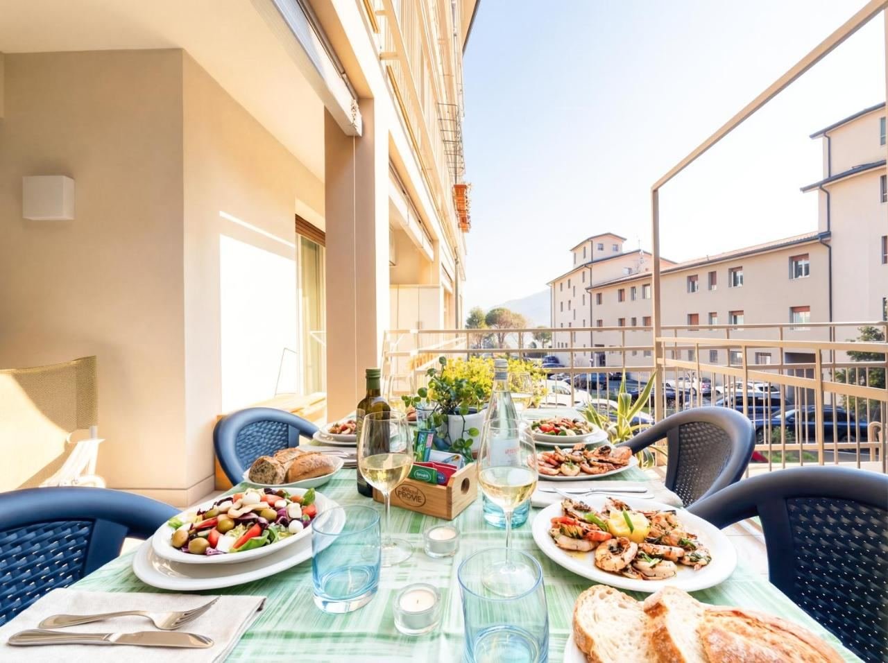 Große Terrasse von Lake View 20 mit gedecktem Tisch und freiem Blick über Sarnico, 50 Meter vom See