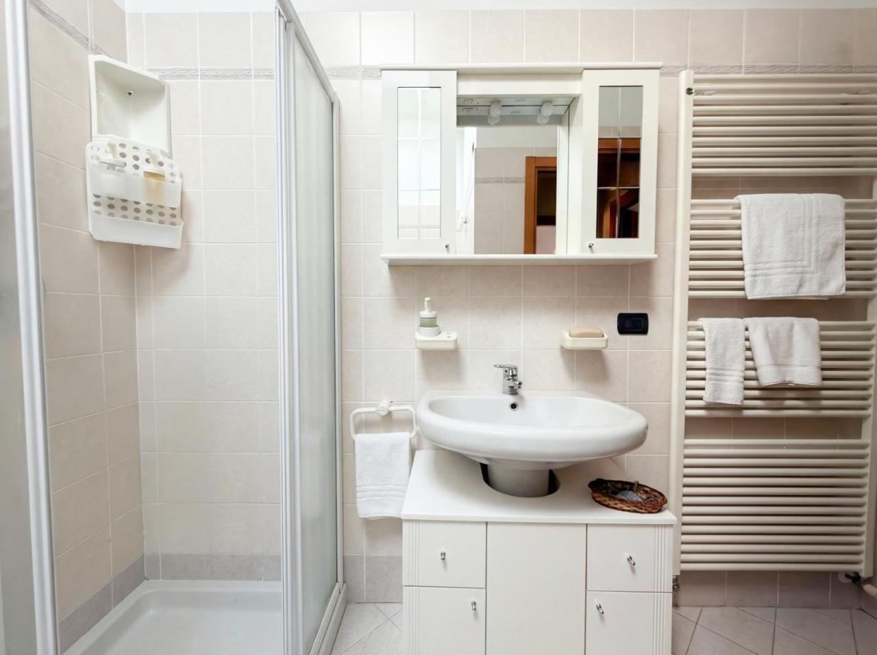 Bad mit Dusche und Waschbecken