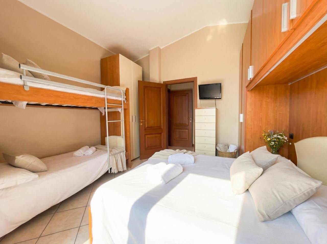 Schlafzimmer mit Doppelbett und Etagenbett