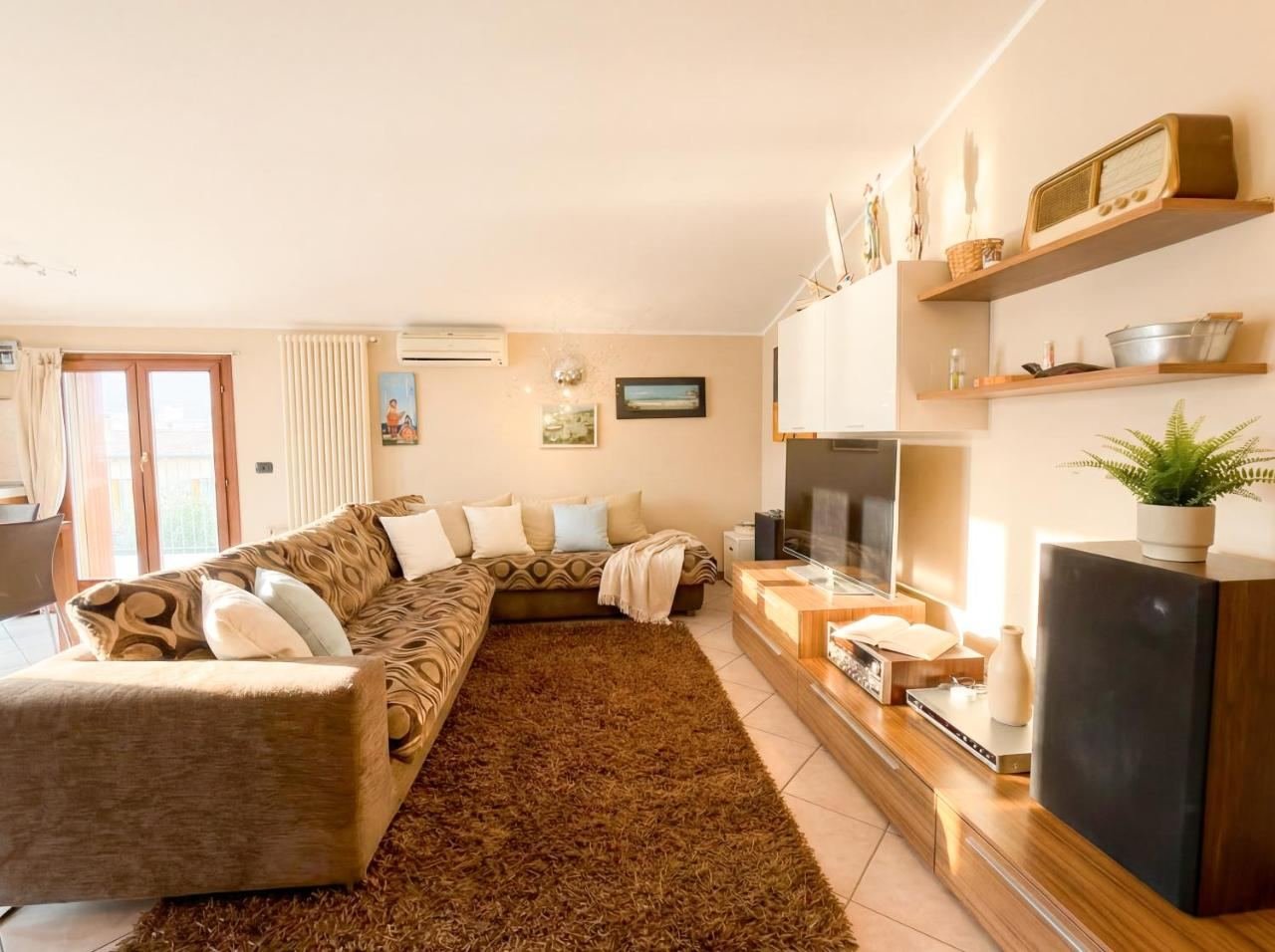 Geräumige Sitzecke des Penthouses mit Ecksofa