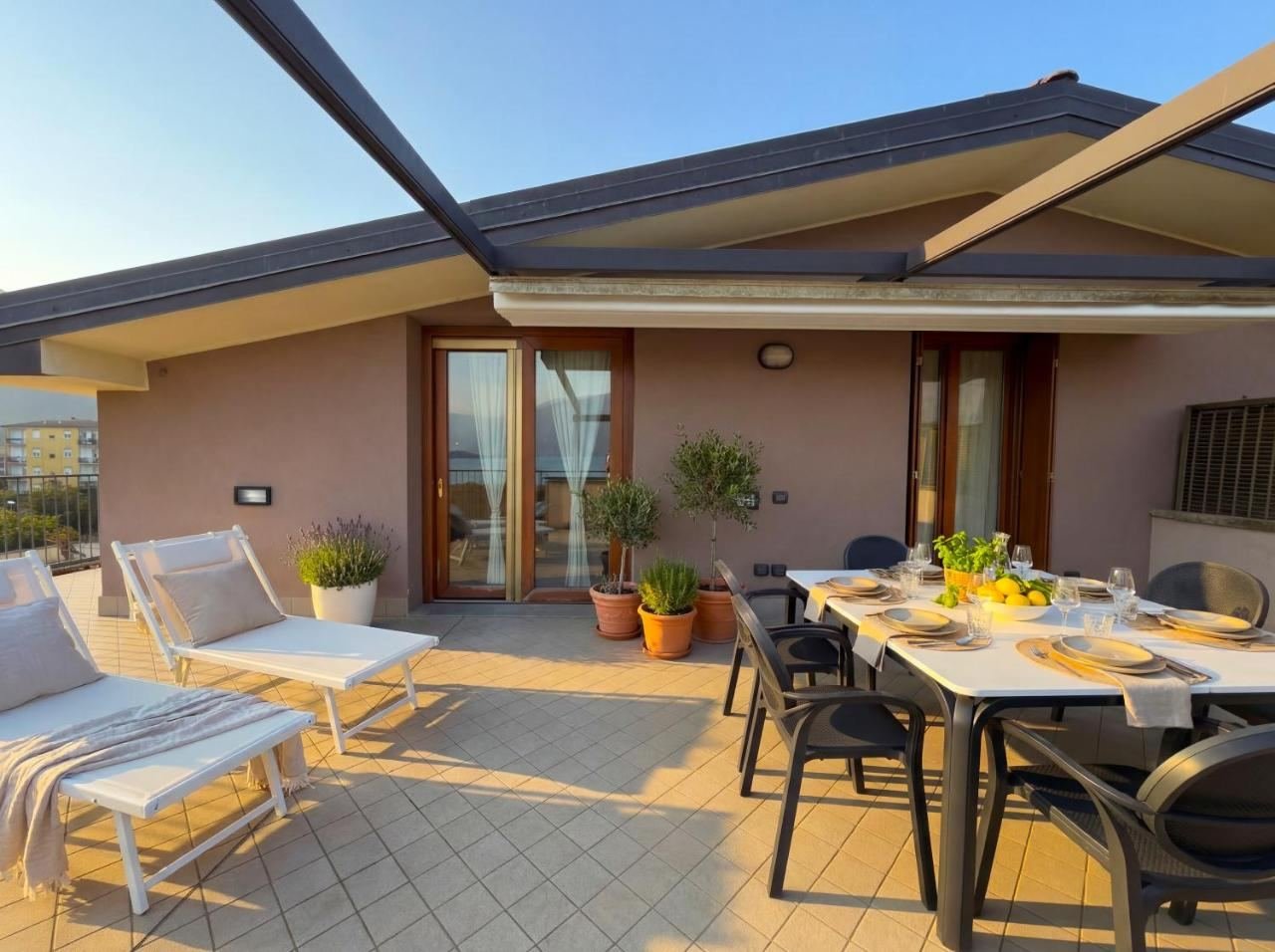 Private Terrasse des Penthouses mit Essplatz im Freien und Blick auf den Iseosee