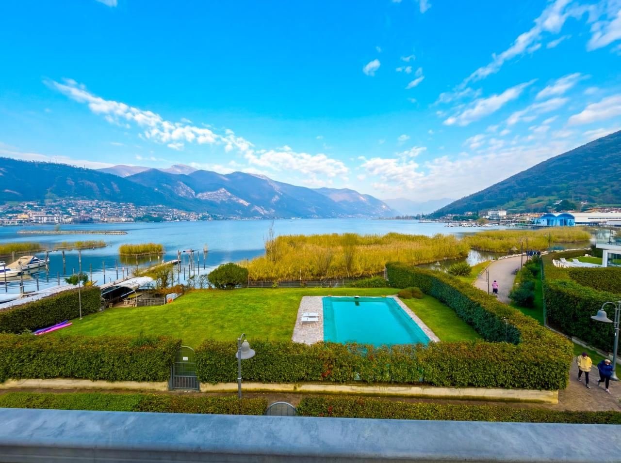 Panoramablick auf den Iseosee und das Grün von der Terrasse