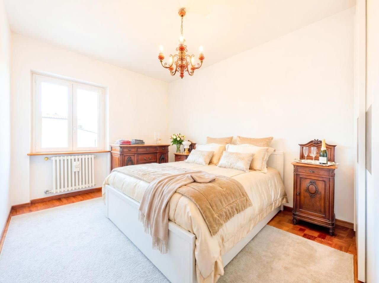 Double bedroom with a chandelier and a lake view