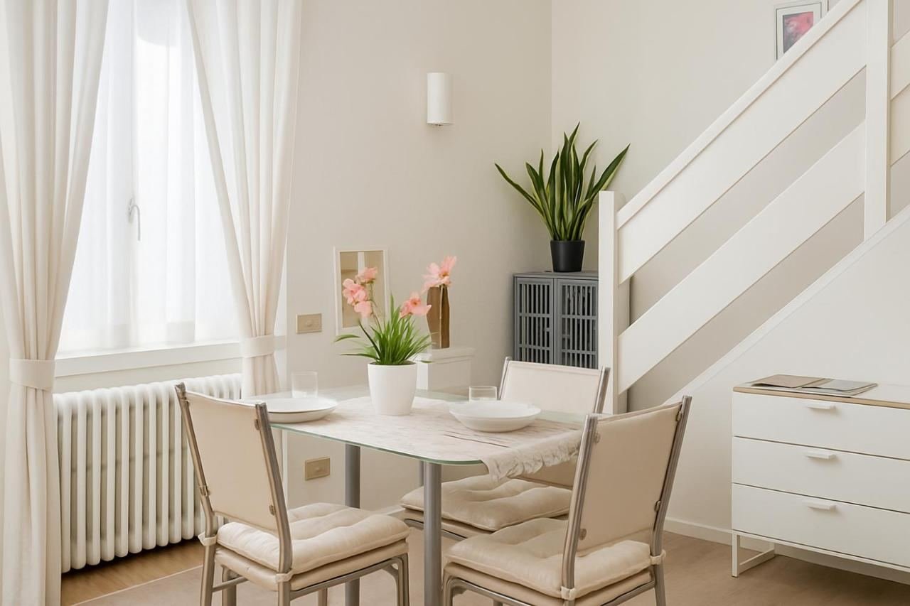 Essecke am Fenster mit gedecktem Tisch und Treppe