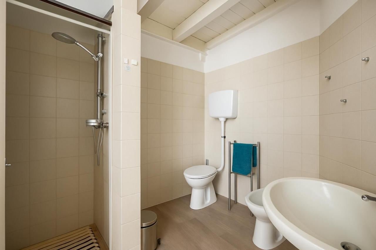 Bad mit Dusche, Bidet und Sanitär, helle Fliesen