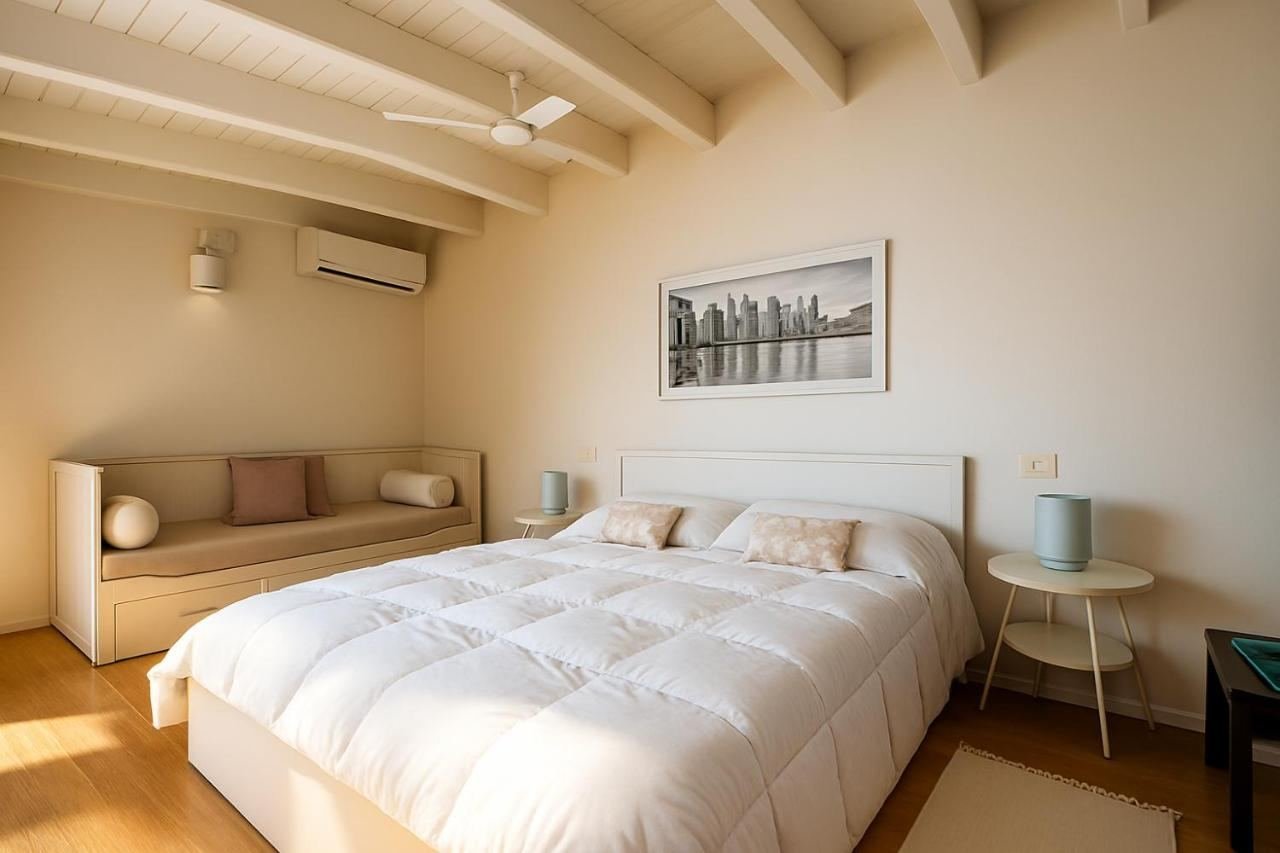 Schlafzimmer mit französischem Doppelbett und sichtbaren Holzbalken