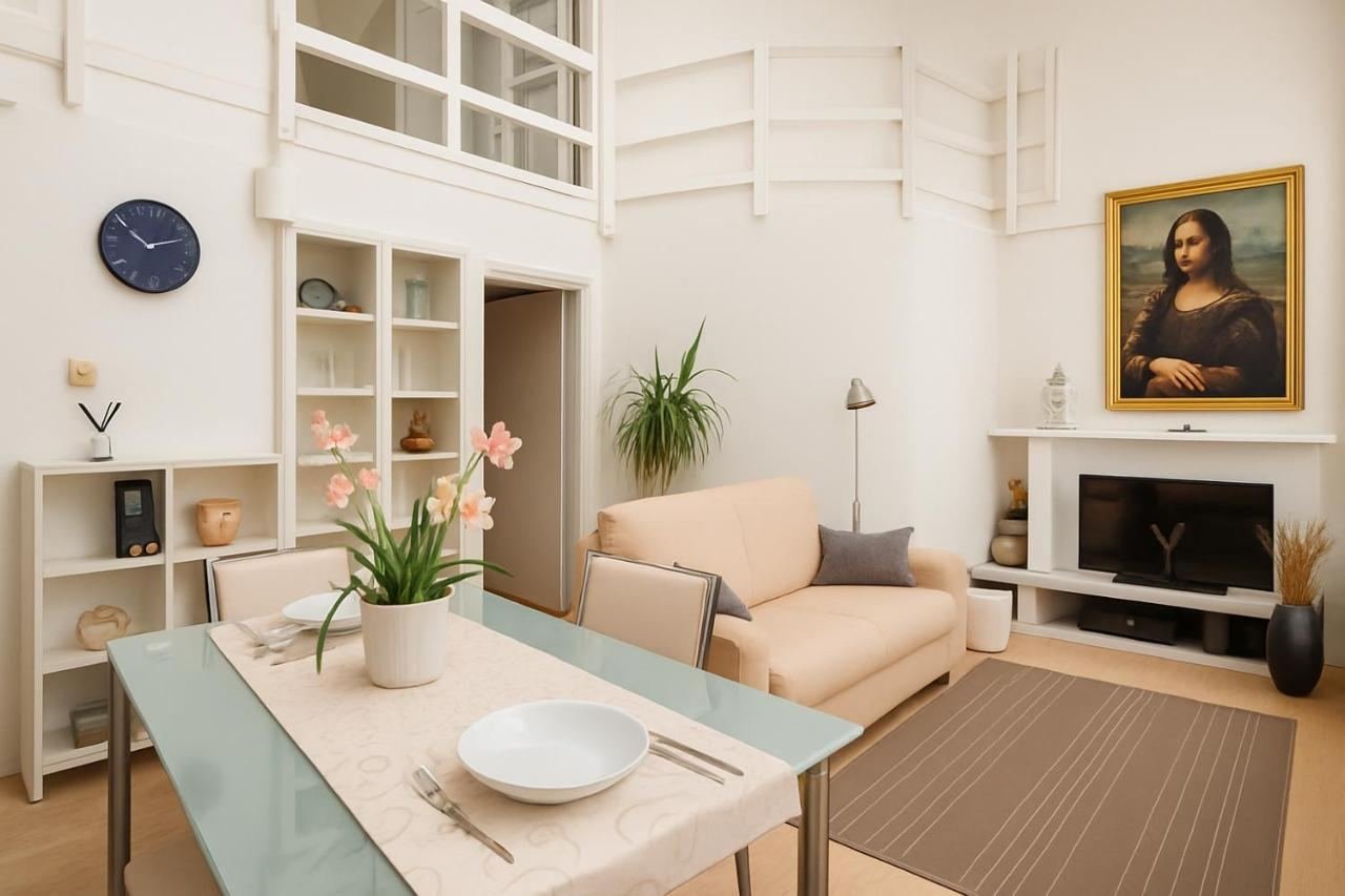 Wohnzimmer von La Corte del Castello mit Kamin, Esstisch und Bücherregal