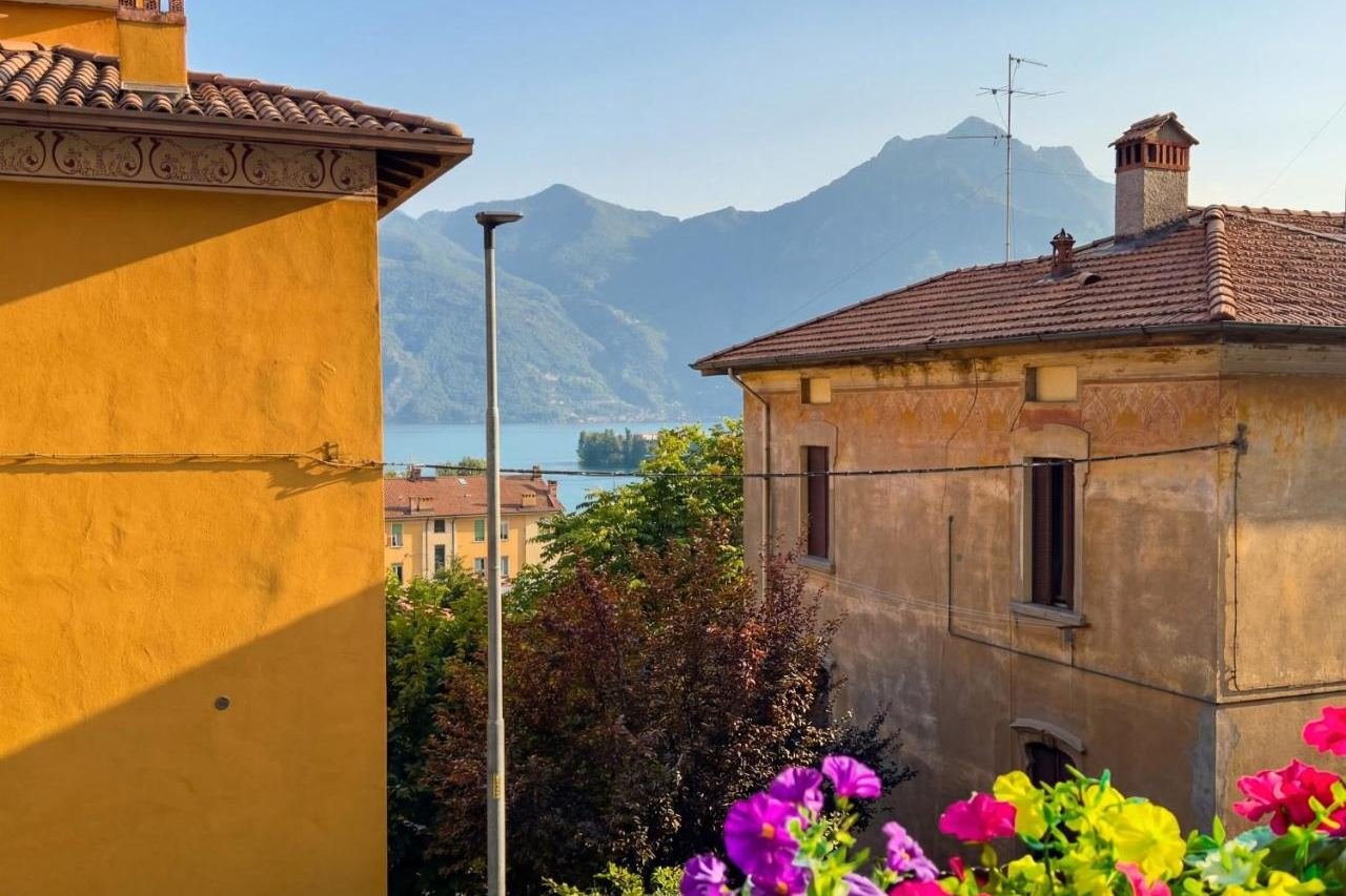 Blick über den Iseosee und die Berge vom Balkon der Ferienwohnung in Lovere, mit Blumen