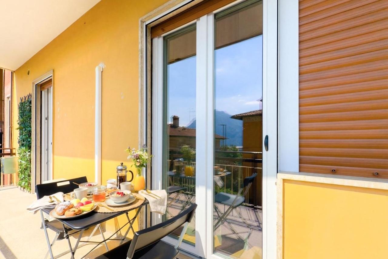 Terrasse der Ferienwohnung in Lovere mit gedecktem Tisch und Blick über den oberen Iseosee