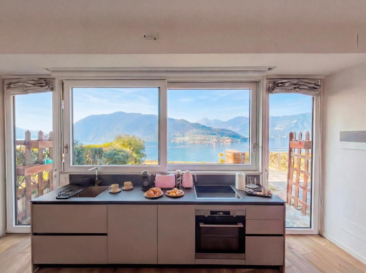 Ausgestattete Küche mit Fenster und Blick auf den Iseosee