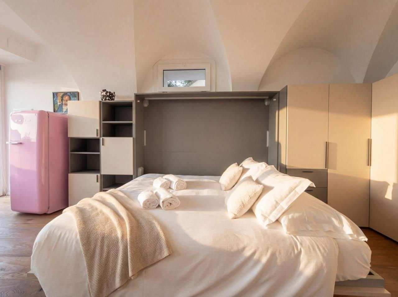 Französisches Doppelbett unter dem Gewölbedach