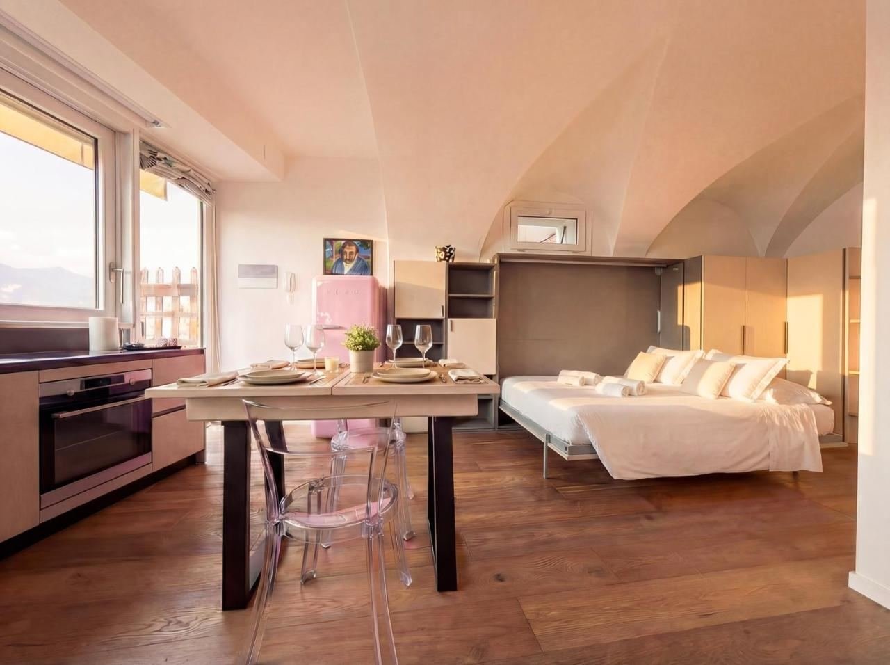 Offenes Studio mit Essbereich, Küche und Bett