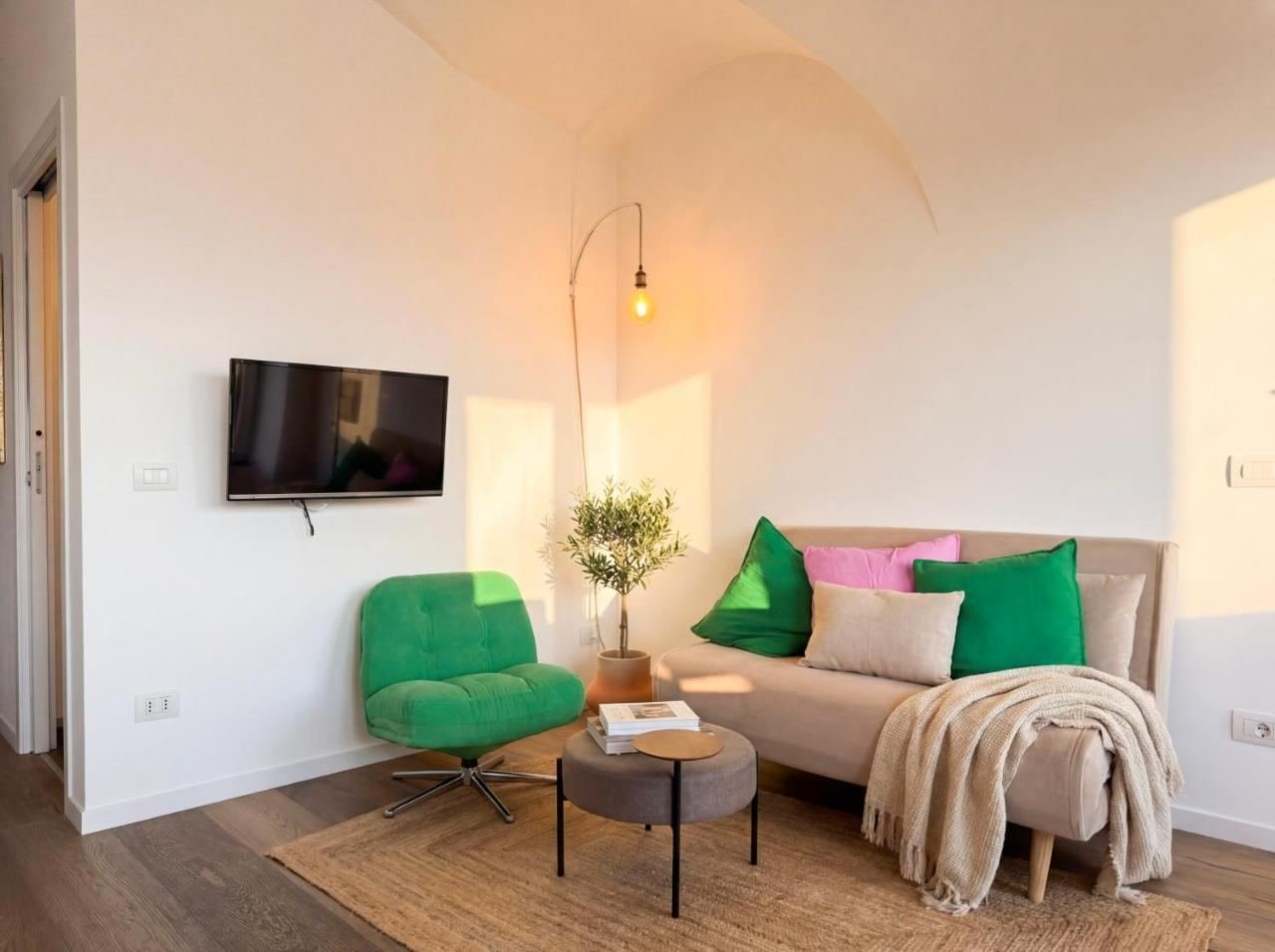 Sitzecke mit Sofa, Sessel und Smart-TV