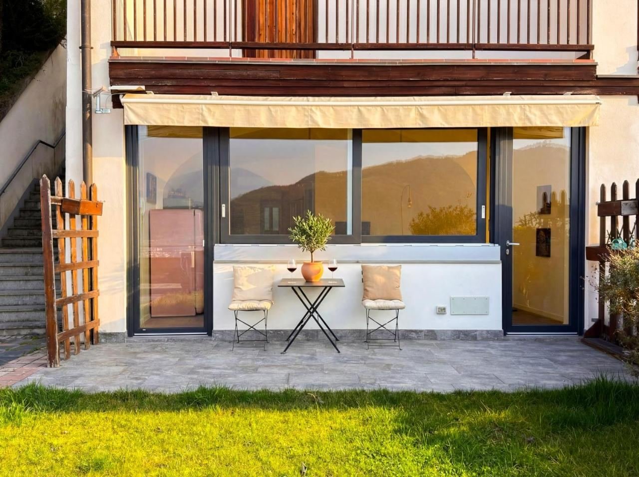 Terrasse und privater Garten mit Tisch und Blick auf den Iseosee