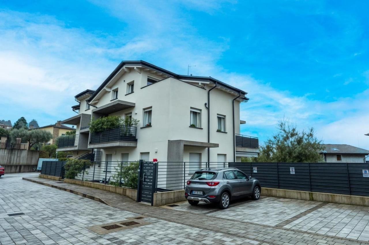 Exterior of the building in Sale Marasino with private parking on site
