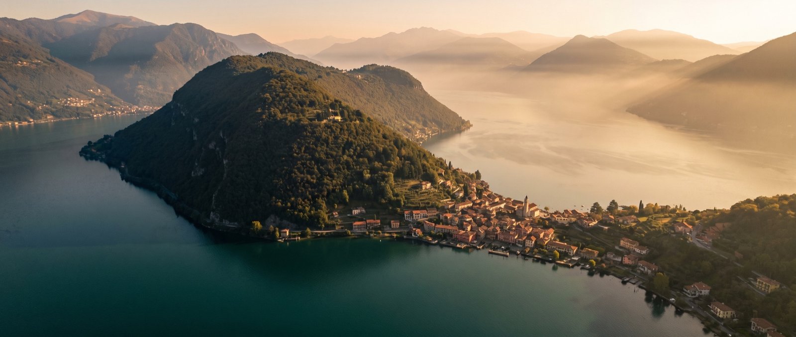 Monte Isola vom See aus im Morgengrauen (Illustration)